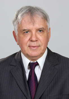 Férfi öltönyben és nyakkendőben Férfi öltönyben és nyakkendőben, semleges háttérrel