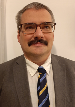 Férfi öltönyben és nyakkendőben Férfi öltönyben és nyakkendőben, homályosított arccal