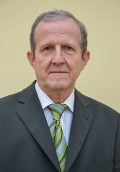 Elegáns öltönyben lévő férfi Elegáns öltönyben lévő férfi, akinek az arca el van homályosítva.
