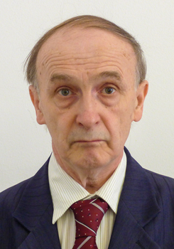 Formális öltözet sötétkék zakóval, világos inggel és bordó nyakkendővel Formális öltözet, amely sötétkék zakót, világos csíkos inget és bordó nyakkendőt tartalmaz.