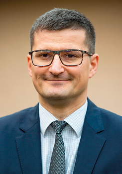 Férfi öltönyben és nyakkendőben Férfi öltönyben és nyakkendőben, homályos háttérrel