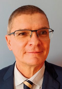 Formális öltözet: zakó, ing és nyakkendő Formális öltözet, amely egy sötétkék zakóból, világoskék ingből és kék-sárga csíkos nyakkendőből áll.