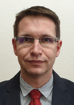 Férfi öltönyben és nyakkendőben Férfi öltönyben és piros nyakkendőben, kockás inggel
