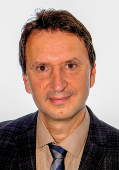 Férfi öltönyben és nyakkendőben Férfi öltönyben és nyakkendőben, a képen a ruházat látható.