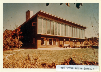 Dover House, modern építészetű ház Massachusettsben A Dover House, modern építészetű ház Massachusettsben, nagy üvegablakokkal és kerttel.