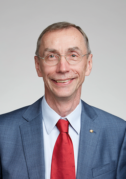 Elegáns férfi öltönyben piros nyakkendővel Egy férfi elegáns öltönyt visel, piros nyakkendővel.