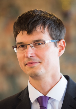 Elegáns öltöny fehér inggel és lila nyakkendővel Elegáns öltönyben lévő személy fehér inggel és lila nyakkendővel