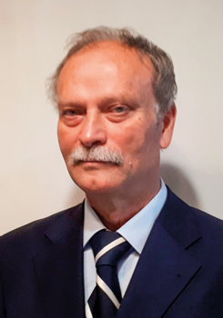 Elegáns öltöny és nyakkendő egy férfin Elegáns öltöny és nyakkendő, amelyet egy férfi visel.