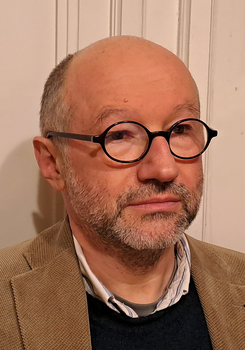 Férfi barna zakóban és csíkos ingben Férfi barna zakóban és csíkos ingben, divatos öltözködés