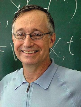 Férfi matematikai képletekkel a táblánál Férfi áll egy táblánál, amelyen matematikai képletek láthatók.