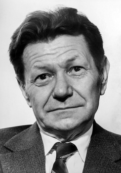 Férfi öltönyben elmosódott fejjel Férfi öltönyben és nyakkendővel, elmosódott fejjel, fekete-fehér kép.
