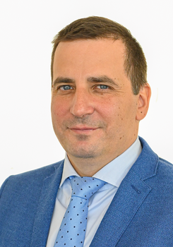 Férfi kék zakóban és nyakkendőben Férfi kék zakóban és kék pöttyös nyakkendőben