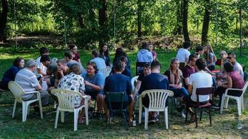 Fiatalok közösségi eseményen a szabadban Fiatalok egy körben ülnek a szabadban, valószínűleg egy közösségi eseményen vagy találkozón.
