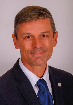 Formális öltözet sötétkék zakóval és kék nyakkendővel Formális öltözet, amely sötétkék zakóból, fehér ingből és kék nyakkendőből áll.