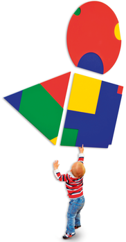 Gyermek színes geometriai formák felé nyúl Egy kisgyermek színes geometriai formák felé nyúl, piros, kék, zöld és sárga színekben.