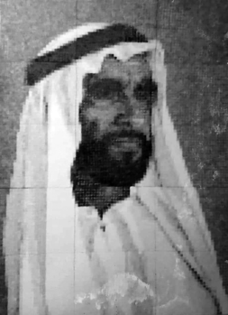 Hagyományos arab viselet Hagyományos arab viselet, fehér ruha és fekete-fehér fejfedő látható.