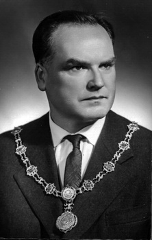 Hivatalos személy díszes lánccal Hivatalos személy ünnepi öltözetben, nyakában díszes lánccal, jelvénnyel.