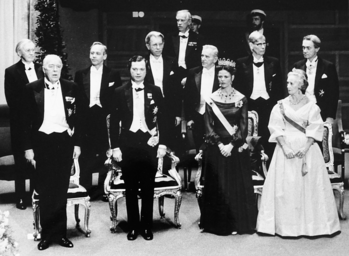 Hivatalos esemény csoportkép elegáns öltözetben Csoportkép hivatalos eseményről, elegáns öltözetben, formális környezetben.