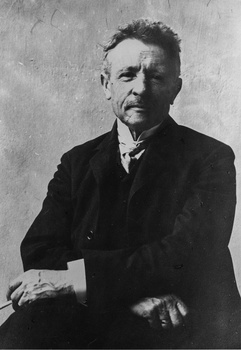 Idős férfi elegáns öltözetben pipával Idős férfi elegáns öltözetben ül, kezében egy pipa, fekete-fehér fotó.