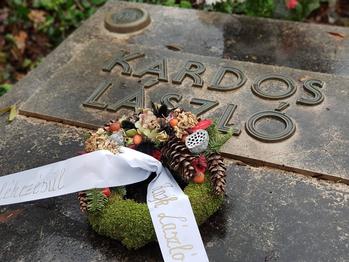 Kardos László sírköve koszorúval Kardos László sírköve, rajta egy koszorú, felirattal: Emlékezésül Kardos László