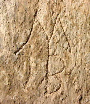 Kőbe vésett, stilizált MB monogram látható a képen.