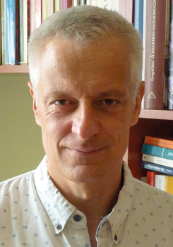 Könyvespolc különböző könyvekkel Könyvespolc tele különböző könyvekkel, köztük 'A zsidókérdés Magyarországon' és 'The Politics of Age'.
