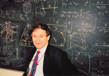 Matematikai és geometriai ábrák táblára írva Táblára írt matematikai és geometriai ábrák, képletek láthatók, színes krétával.