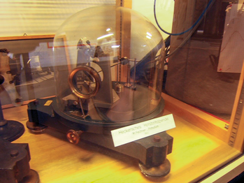 Mechanikus hőmérő üvegbúra alatt, Heckersches Hohenthermometer Régi tudományos műszer, mechanikus hőmérő üvegbúra alatt, feliratokkal: Heckersches Hohenthermometer, M. Fechner, Potsdam.