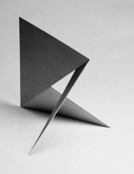 Modern, geometrikus fém szobor háromszög alakú elemekből, minimalista stílusban.