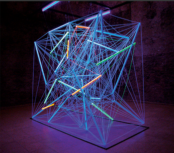 Modern művészeti installáció neonfényekkel Modern művészeti installáció, geometriai forma neonfényekkel és színes szálakkal.