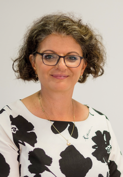 Nő virágmintás ruhában és nyaklánccal Nő virágmintás ruhában, arany nyaklánccal, Katarina felirattal