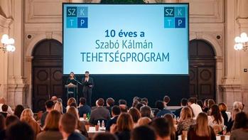 Rendezvény a Szabó Kálmán Tehetségprogram 10 éves évfordulójának ünneplésére, előadók a színpadon.
