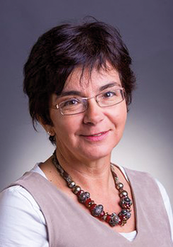 Személy színes gyöngyökből álló nyaklánccal Egy személy színes gyöngyökből álló nyakláncot visel a nyaka körül.