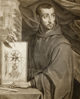 Szerzetes geometriai rajzzal és templommal a háttérben Szerzetes geometriai rajzot tart a kezében, háttérben templom épülete látható.