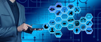Üzletember technológiai ikonokkal Üzletember táblagéppel, körülötte különböző technológiai és üzleti ikonok hatszög alakú keretekben.